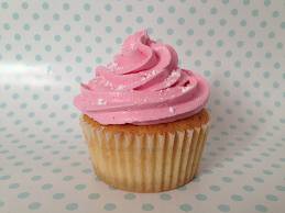 cupcake de vainilla con cubierta de  frutillas